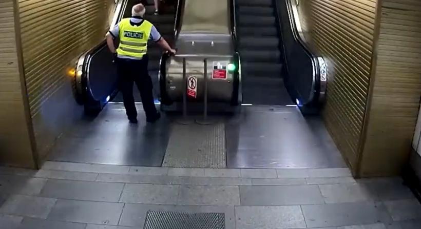VIDEÓ: A tolvaj az ellenkező irányú mozgólépcsőn próbált elszökni – a rendőr kivárta, amíg elfárad