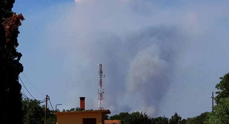 Helikopterrel oltja a honvédség a százhektáros tüzet Tatárszentgyörgynél