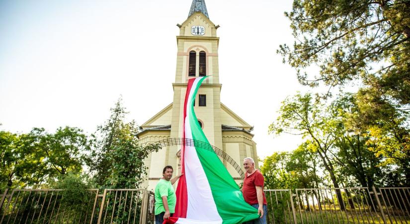 Óriás zászlóval hirdetik az ünnepet Szentetornyán