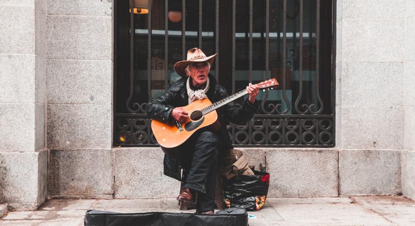 Fényes nappal meggyilkoltak egy 87 éves utcai zenészt a motoros székén
