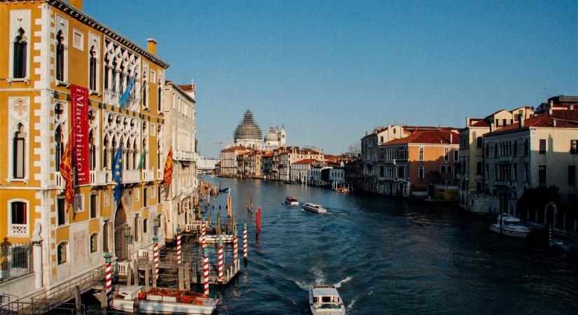 Két turistát tartóztattak le, akik a velencei Canal Grandén szörföztek