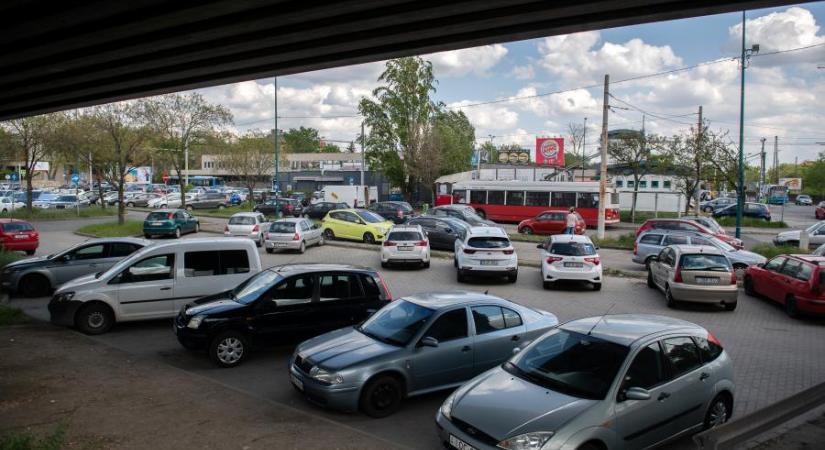 Spórolás címén leállították az állami beruházásokat, de a Városliget melletti hatalmas parkolóházak engedélyezését mégis elindította Lázár János tárcája