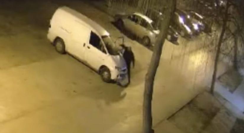 Kalapáccsal verte szét kocsiját az esztergomi férfi, 450 ezres büntetéssel díjazták (videó)