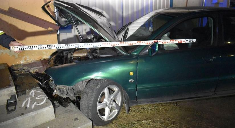 Hárman sérültek, amikor az ittas sofőr a bátonyi ház falának csapódott autójával