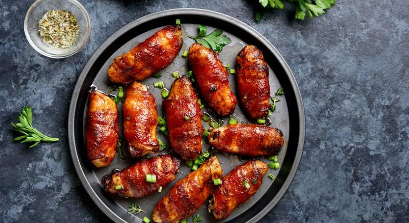 Fűszeres, mázas csirkeszárnyak baconbe tekerve: ropogósan az igazi