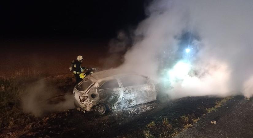 Teljes terjedelmében égett egy autó a megyehatár közelében, a sofőrt nem találták a helyszínen - fotók