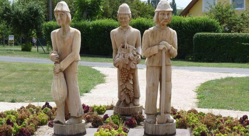 Ön tudja, melyik zalai településen találhatók a következő köztéri szobrok?