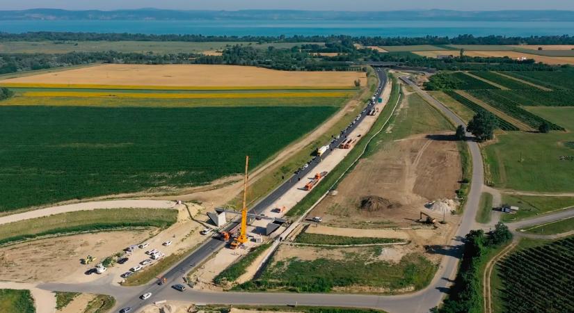Videó egy Balaton melletti hídépítésről, mely 10 kilométernyi új 2x2 sávos gyorsforgalmi út projektjének a része