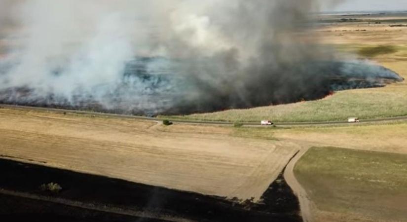 Látványos felvételek a pusztító lángokról, melyek oltására több Heves megyei városból is érkeztek tűzoltók