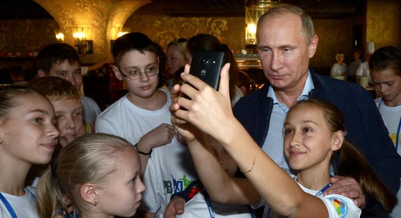 Putyin a demográfiai válság enyhítése érdekében újra bevezeti a Sztálin-féle “Hős anya” kitüntetést