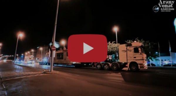 Így került az Aranyvonat az Alkotmány utcába – videóval