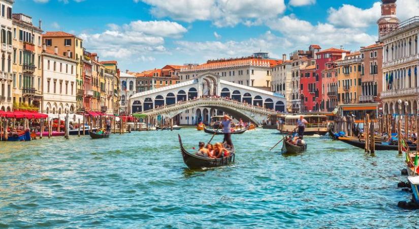 Motoros szörfdeszkákon vágtatott végig a velencei Canal Grandén két turista (videó)