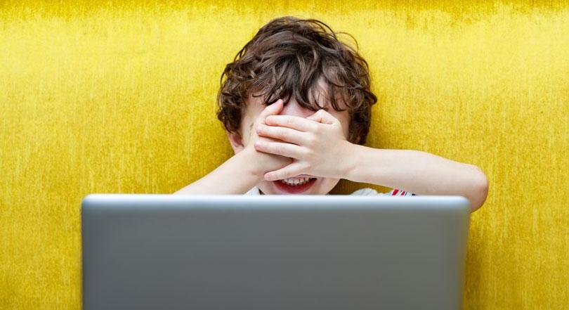 Nem védjük eléggé a gyerekeket az online térben