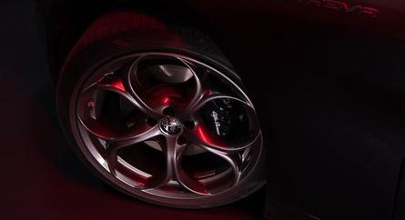 Az Alfa Romeo V6-os kétüléses sportautót jelenthet be novemberben