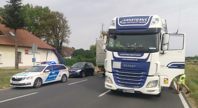 Kamion rakománya szabadult el a 86-os úton Szombathely közelében - helyszíni fotók