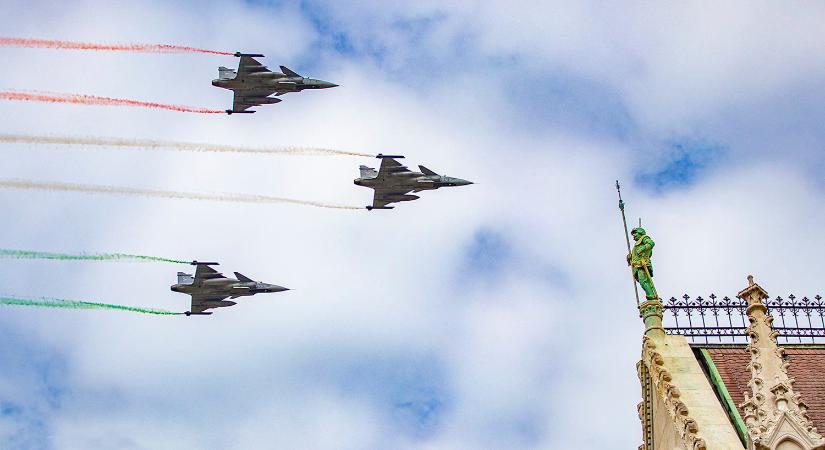 Elmarad a légi parádé Budapesten, a tűzijátékról holnap döntenek