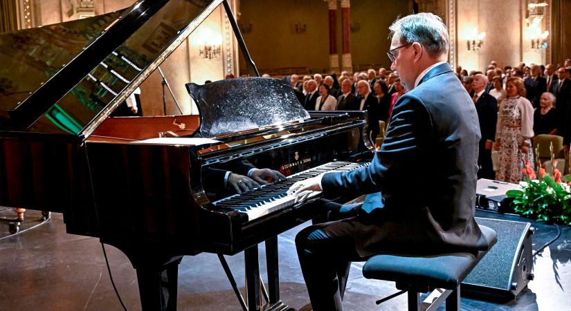 Hoppál Péter államtitkár zongorázta el a Himnuszt az állami kitüntetések átadóján