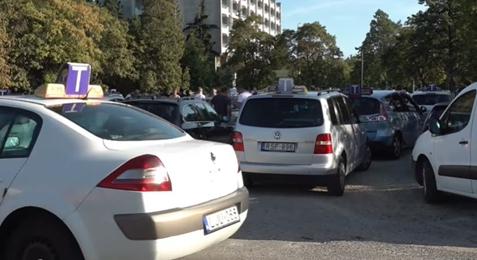 Szombathelyen demonstráltak a gépjárművezető-oktatók az új adószabályok miatt