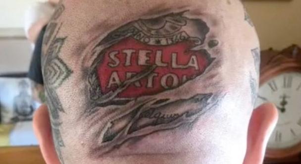 Egy férfi a legbritebb dolgot tette azzal, hogy a fejére tetováltatta kedvenc sörét