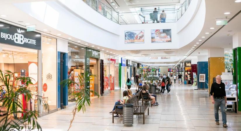 Így igyekeznek csökkenteni kiadásaikat megyénk bevásárlóközpontjai