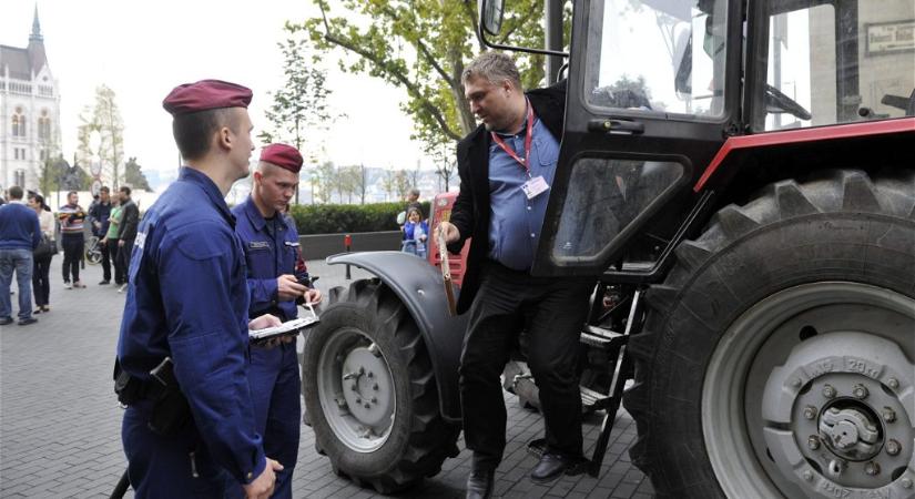 Megtiltotta a rendőrség, hogy szombattól traktorokkal foglalják el többek között a fővárosi ünnepi helyszíneket