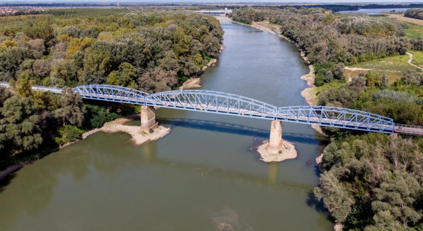 Letűnt közlekedési módot őriz a kiskörei Tisza-híd