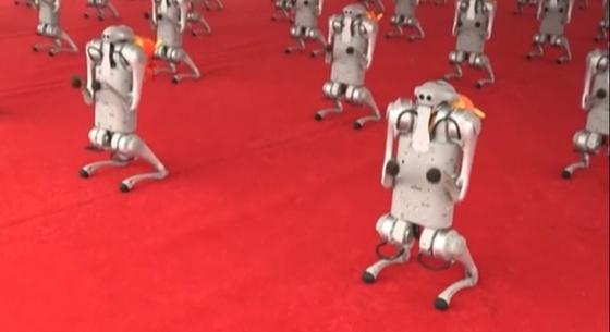 Videón, ahogy egyszerre pitizik több tucat robotkutya