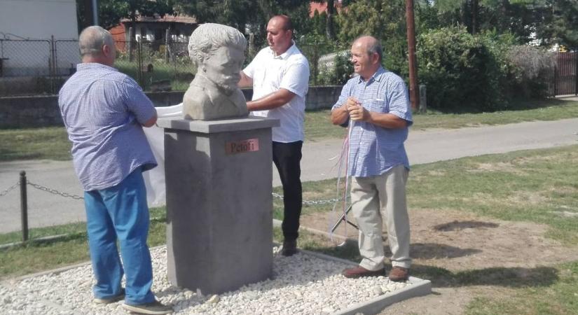 Kortárs költők avatták Petőfi szobrát Mohorán