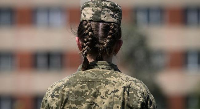 A nők katonai nyilvántartásának önkéntessé tételét és a háború utánra halasztását javasolja a Védelmi Minisztérium