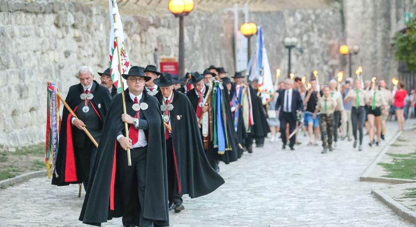 Az államalapító Szent István királyt köszöntötte a Dobó térről az egri várba felvonuló fáklyás menet + fotók