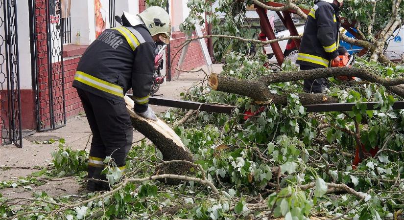 Már munkában vannak a tűzoltók a viharkárok miatt országszerte