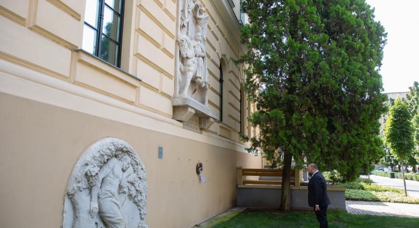 Megkoszorúzták Debrecenben a Szent István-domborművet