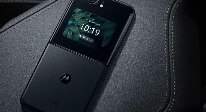 Itt az új Motorola Razr 2022