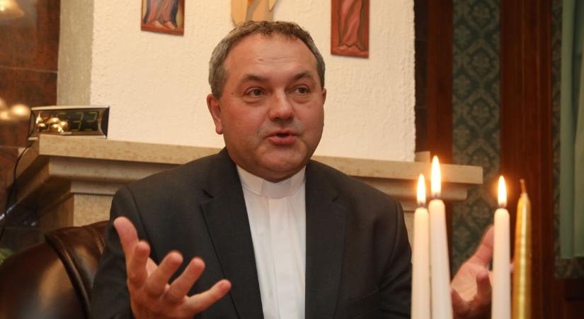 Papok áthelyezéséről döntött Felföldi László, pécsi püspök