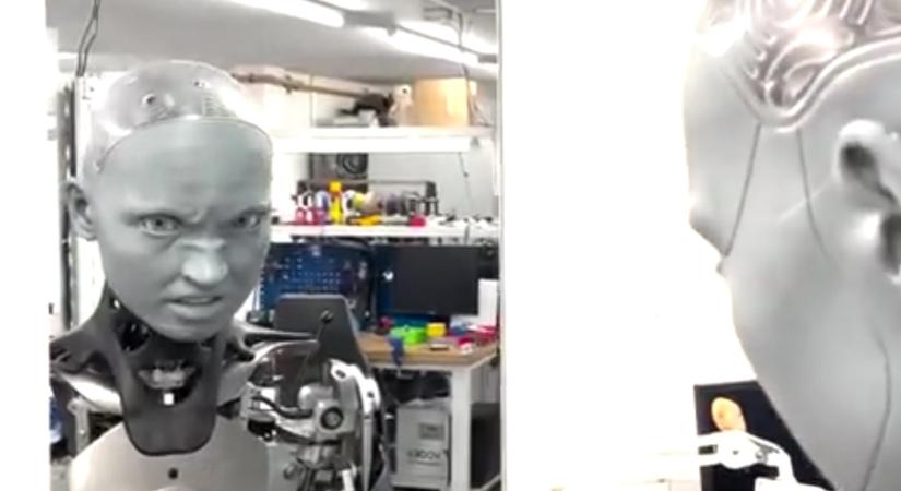Az ultrarealisztikus robot már a tükör előtt gyakorolja az arckifejezéseket