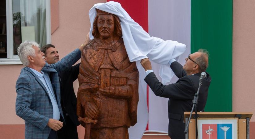 Pacsán új Szent István szobrot avattak augusztus 20-án