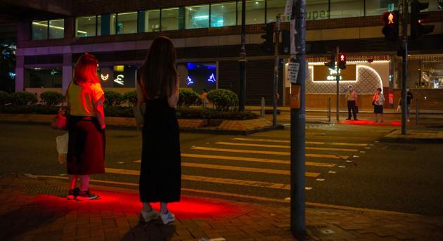 A mobilos zombik kedvéért a padlóra költöztetik Hongkongban a jelzőlámpákat