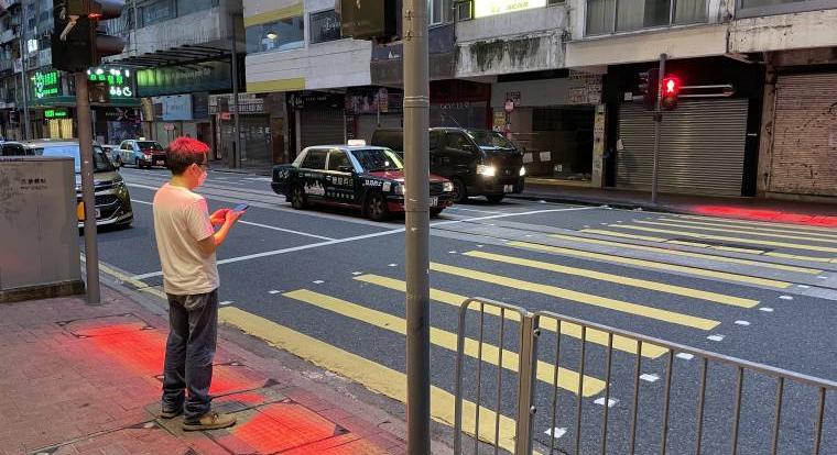 Túl sok a mobilozó gyalogos, hongkongban már a földre vetítik a piros jelzést