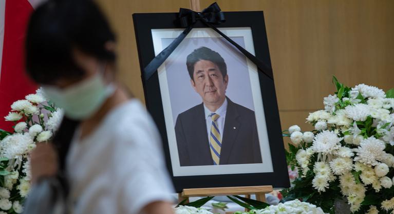 Vitatják, hogy kell-e állami temetés Abe Sinzónak