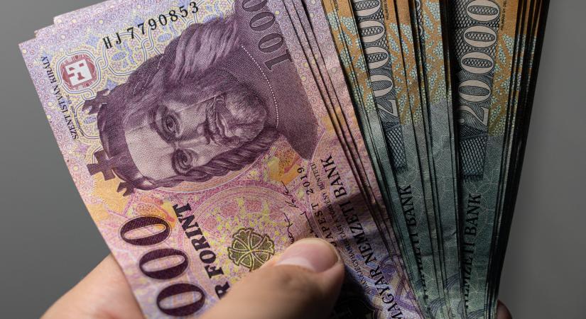 Egy miniszter állítólagos lefizetésére csaltak ki 100 millió forintot egy cégtulajdonostól