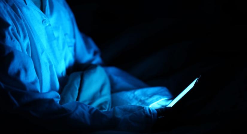 Felgyorsíthatja az öregedést a képernyőkből áradó kék fény