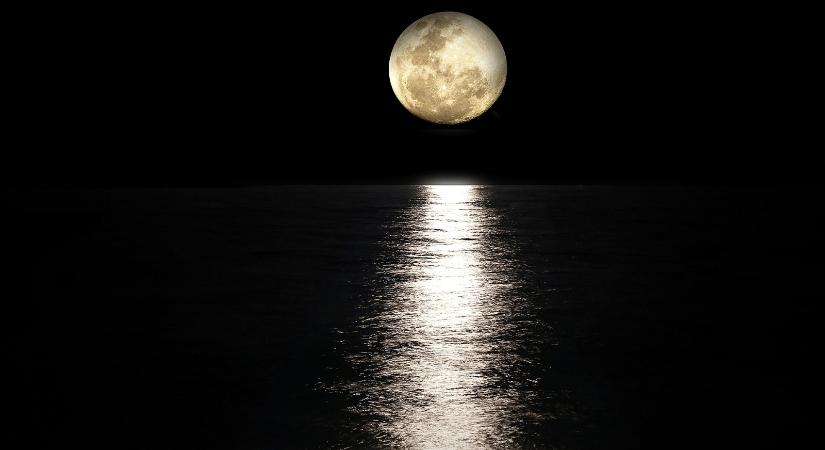 Holdfényfürdőzés a Hévízi-tóban