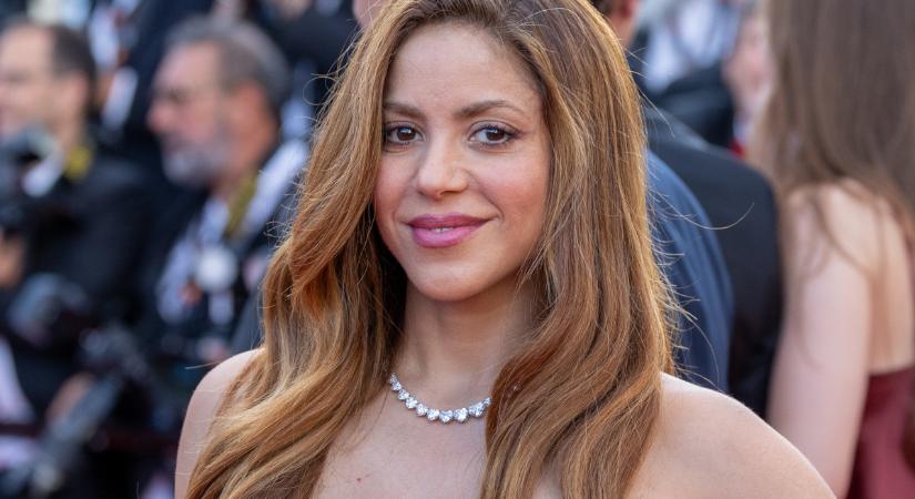 Shakira bátran mutatja meg izmos lábait, de a hercegnős ruhákat is imádja: a legemlékezetesebb szettjei a vörös szőnyegről