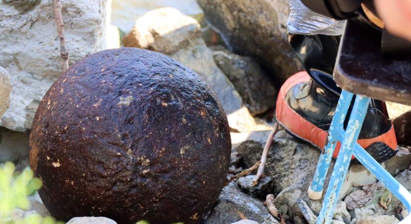 Több száz éves mozsárgolyót találtak a Dunában