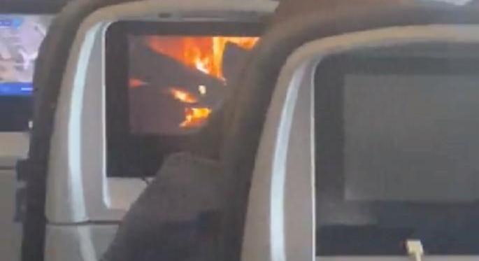 Nagyon furcsa dolgot nézett egy utas a repülőgép képernyőjén - videó