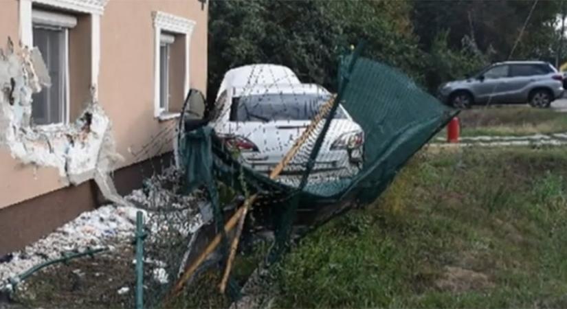 Letarolta egy ház falát egy autó Szolnokon, a sofőr magyarázata meghökkentő volt - videó