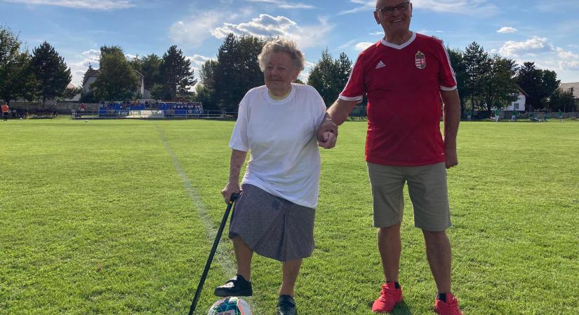 103 éves kezdőrúgó a Győrszentiván meccsén