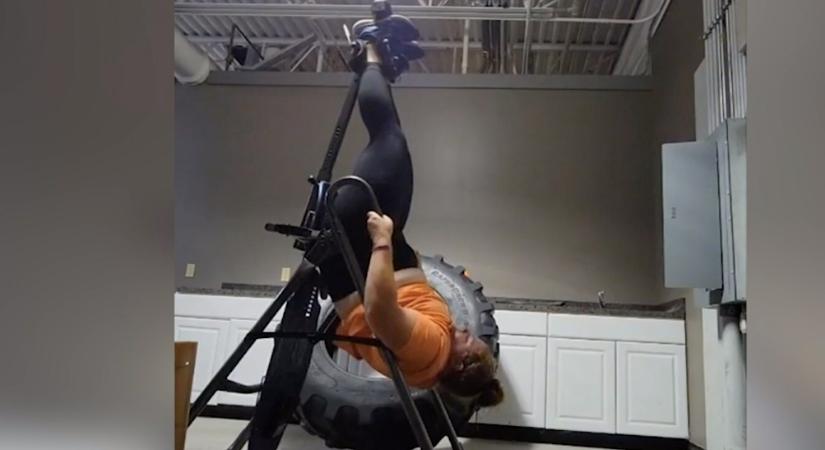 Fejjel lefelé akadt be az edzőteremi eszközbe egy ohiói nő, videóra vette a bénázását