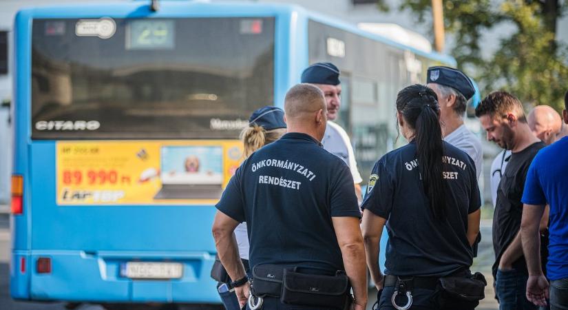 Hatan megsérültek a csepeli Erdősor utcában történt buszbalesetben