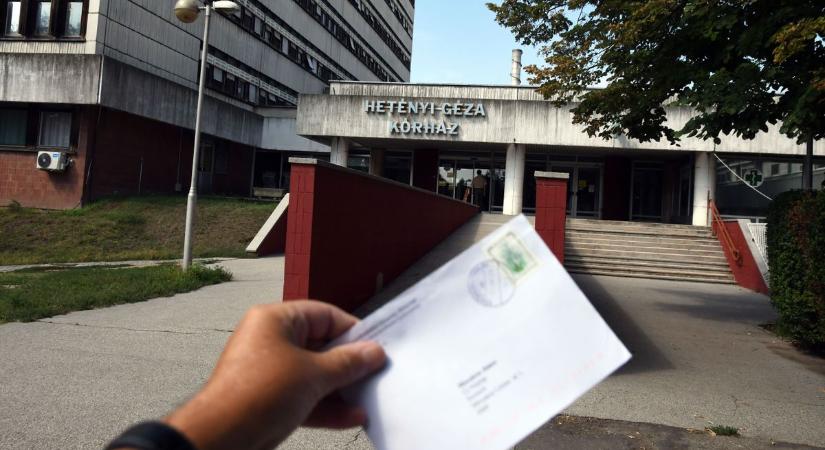 Végleg eltávolították a levélszekrényt a szolnoki Hetényi kórház elől